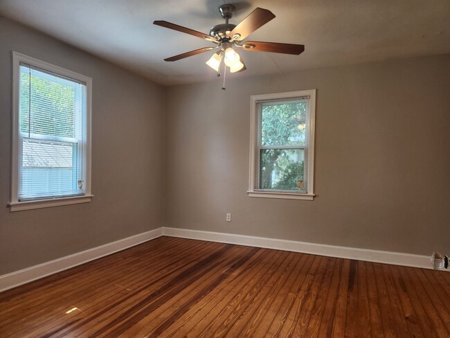 Building Photo - Charming 2 Bedroom 1 Bathroom home near Th...