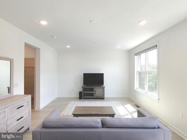 Building Photo - 5002 Longmire Wy