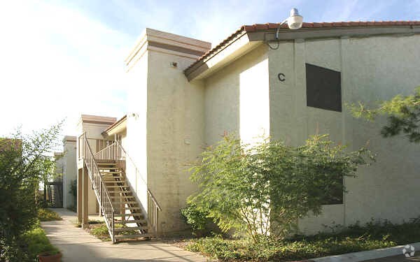Building Photo - Myrtle Manor East