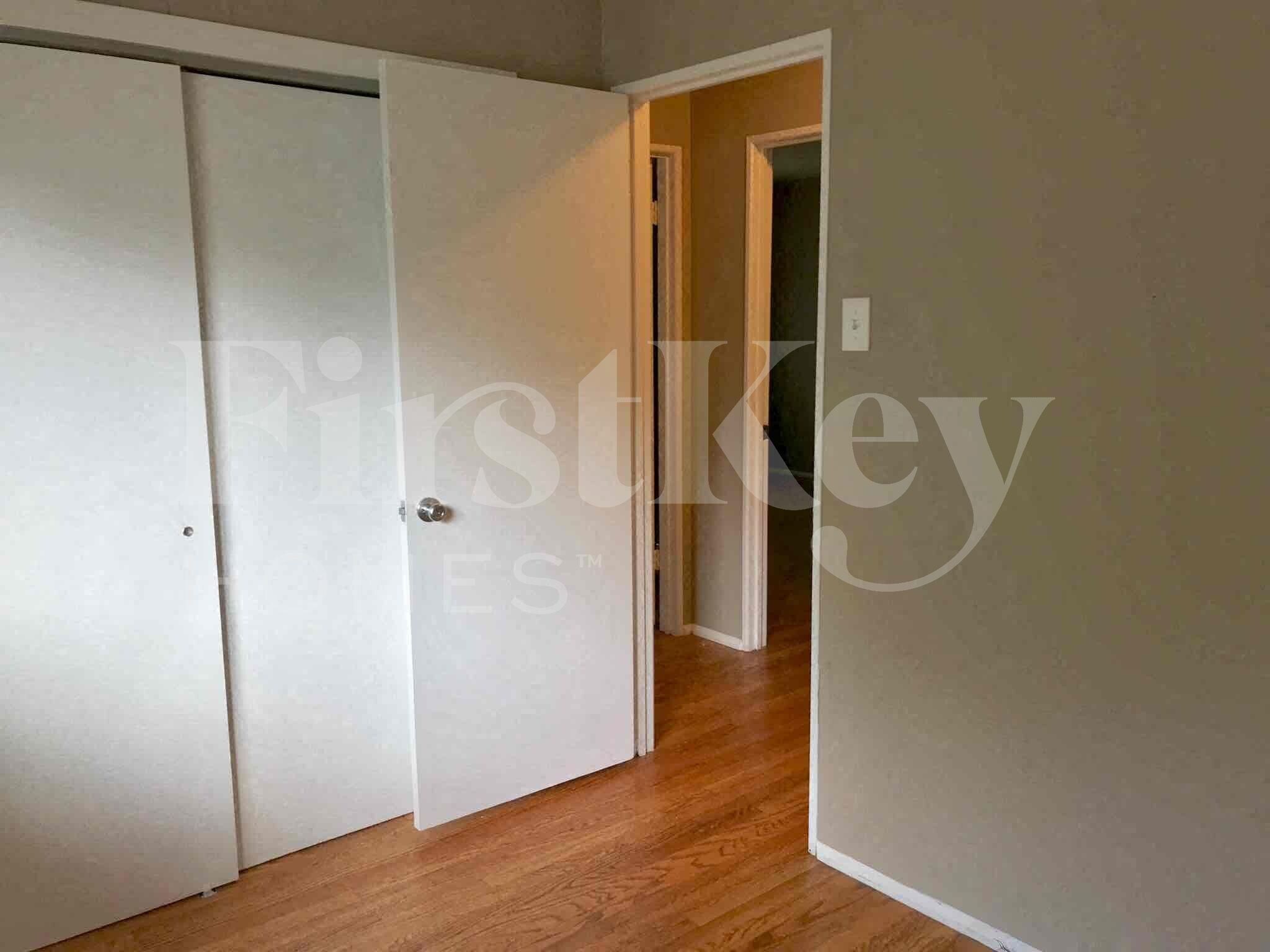 Building Photo - 910 Claver Ln