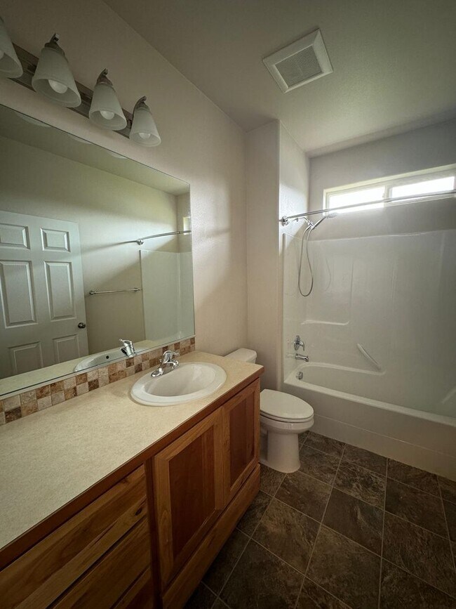 Building Photo - Spacious Duplex in Badger Mountain South