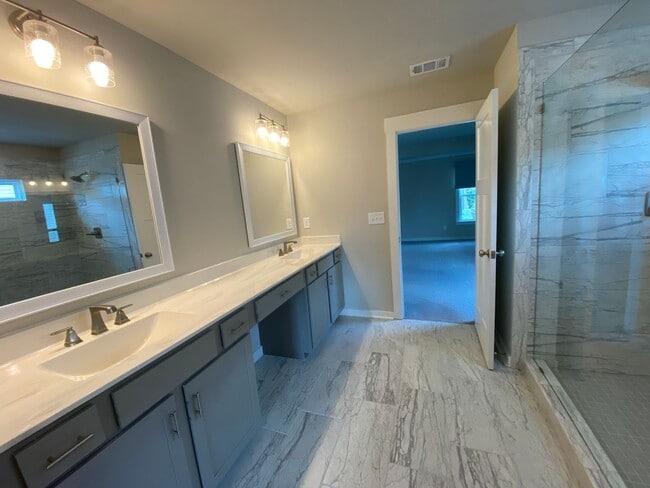 Building Photo - 5 bedrooms 3 bathroom Smart Home