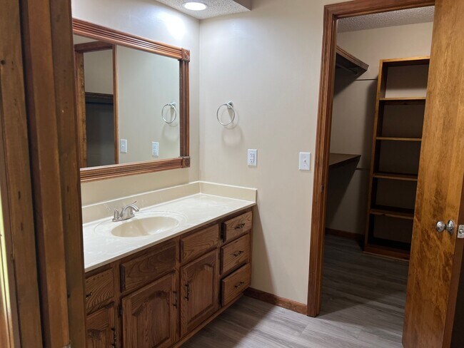 Building Photo - 3 Bed / 2 Bath in south Central Springfield