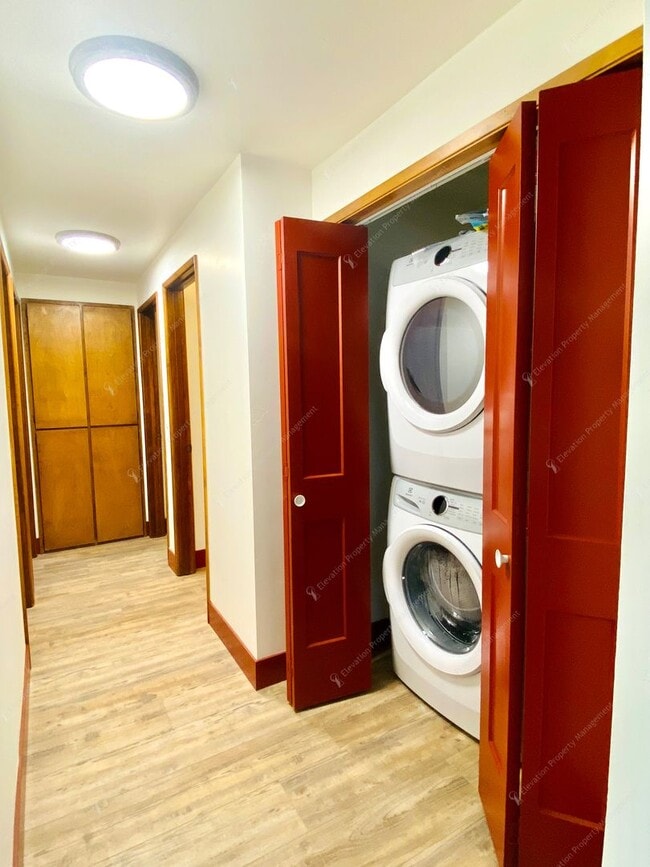 Building Photo - Recently Remodeled River West 3BR - 2BA Home