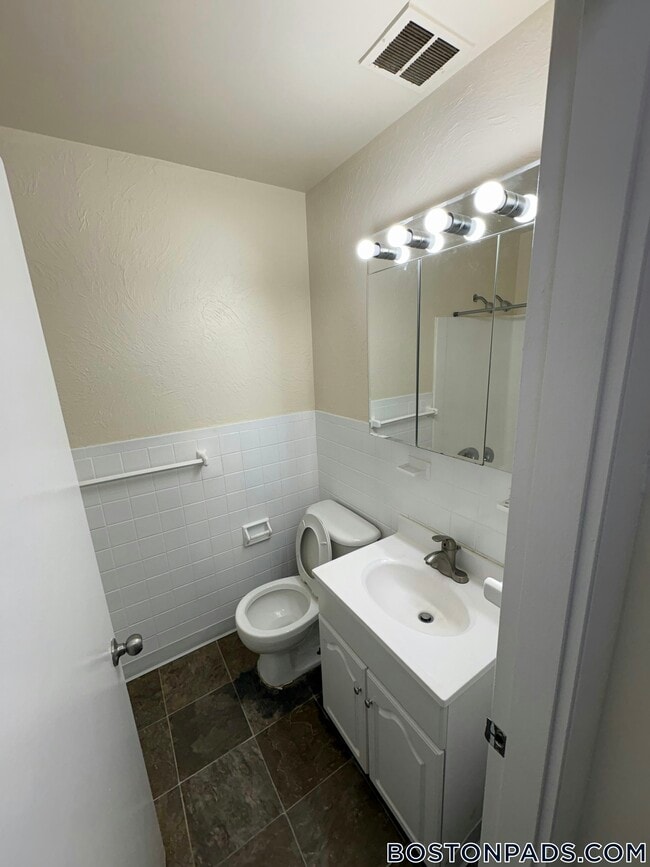 Building Photo - 8 Westgate Dr