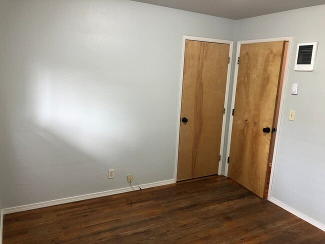 Building Photo - Updated 3 bedroom 1 1/2 bath home with a l...