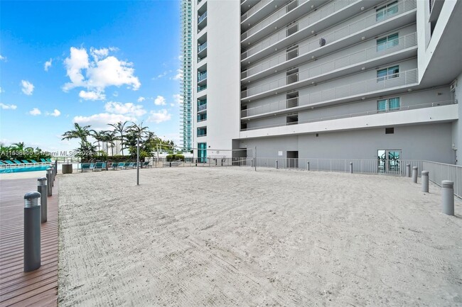Building Photo - 888 Biscayne Blvd
