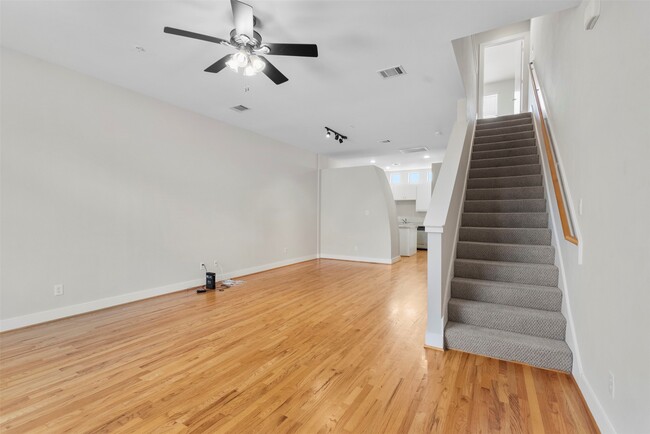 Building Photo - 8715 Meadowcroft Dr