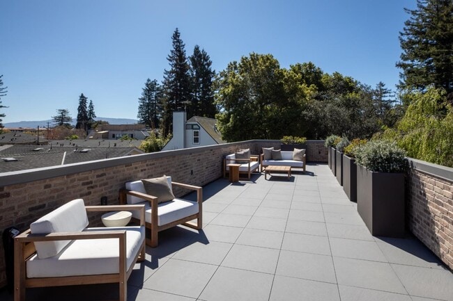 Building Photo - 164 Waverley St