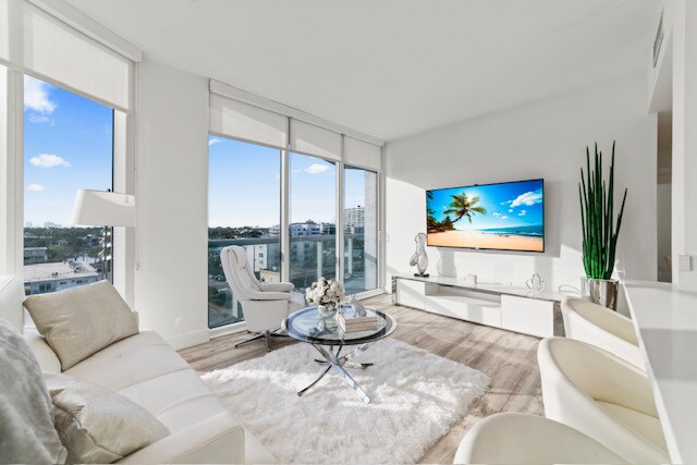 Building Photo - 6515 Collins Ave