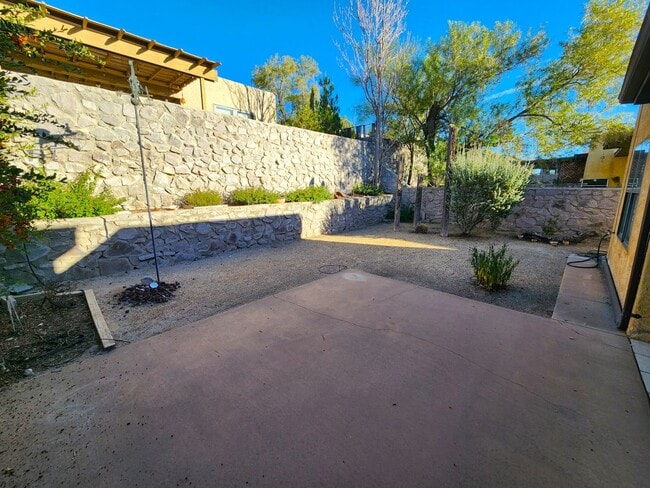 Building Photo - 2050 Pinecone Way