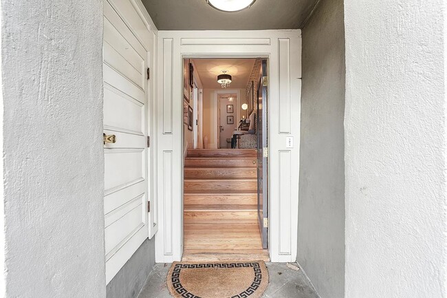 Building Photo - 2096 Pine St