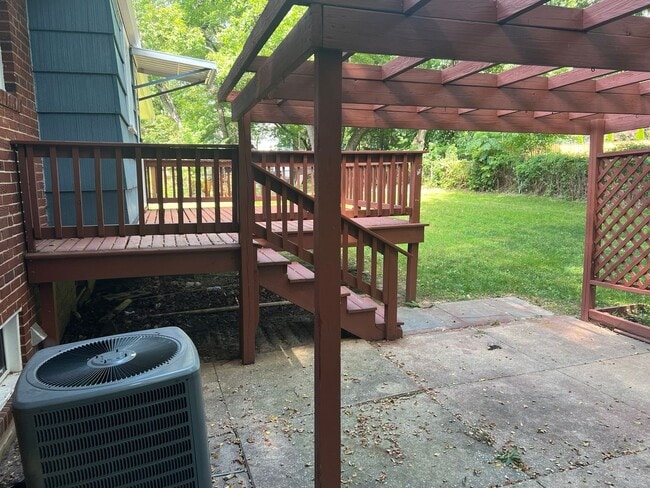 Building Photo - Renovated Rambler Close to METRO, Parks, &...