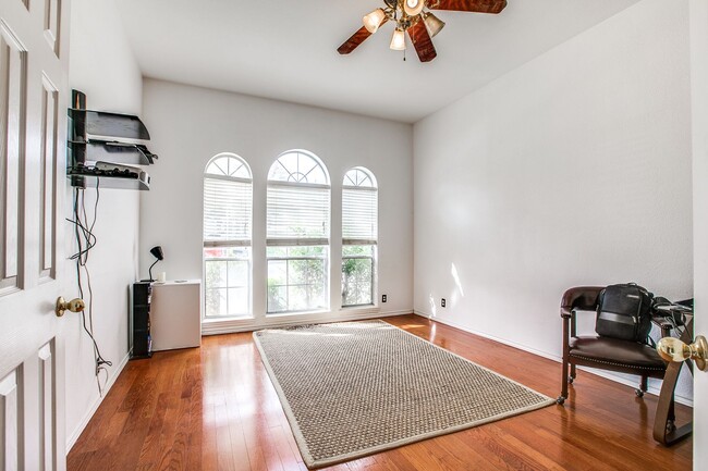 Building Photo - Charming Single Story Home In Gated Oakridge Pointe!