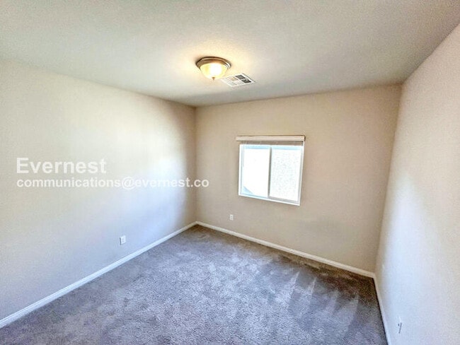 Building Photo - 3 Bed, 2 Bath Home with Fenced Yard & Garage / Available Now!