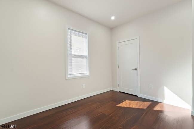 Building Photo - 824 George St