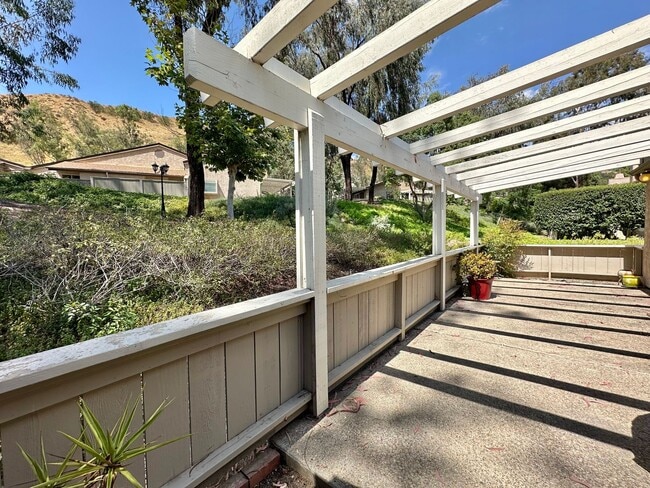 Building Photo - 3 Bedroom Townhome In the Beautiful Smoke ...