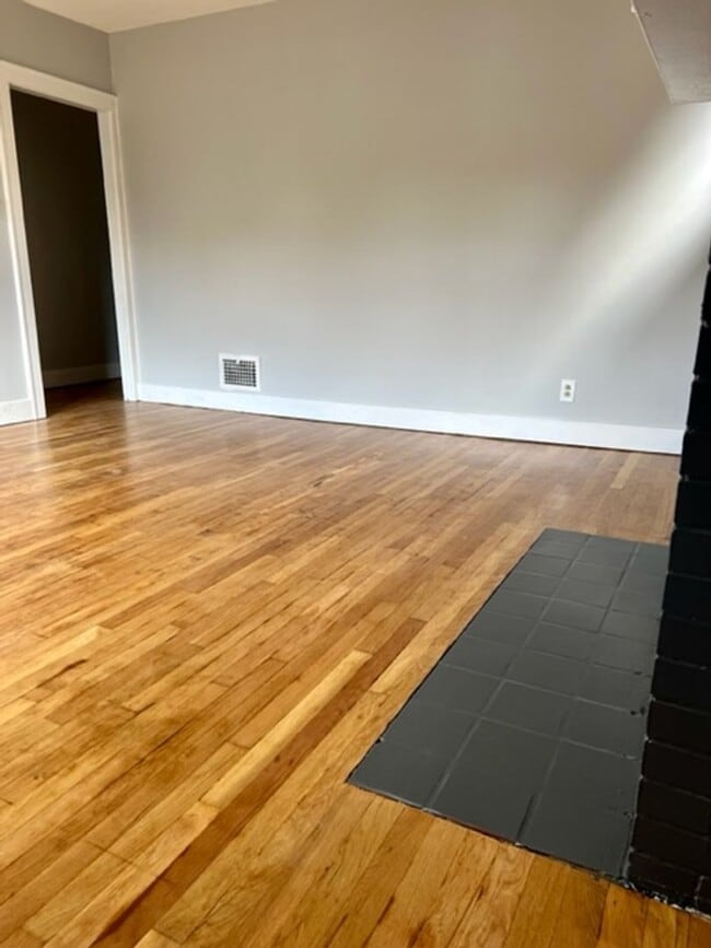 Building Photo - 1 Bedroom 1 Bath Townhome in Point Breeze