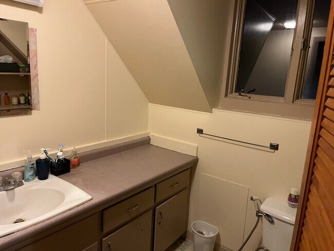 Building Photo - 2 Ford