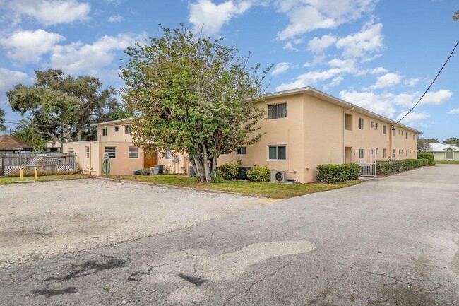 Building Photo - 211 Circle Dr