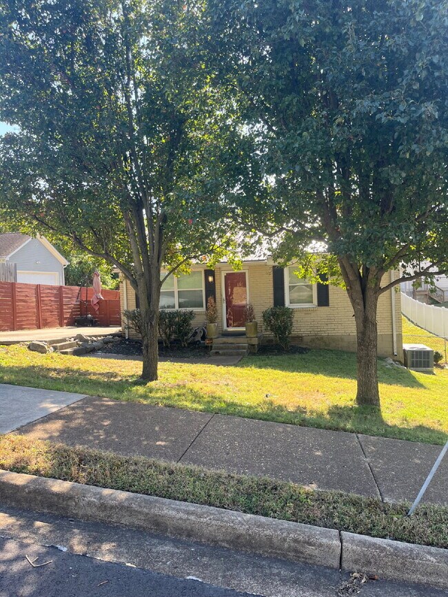 Building Photo - Charming 2 Bed, 1 Bath Nashville Rental - Prime Location on Lenore Street! FENCED BACK YARD!