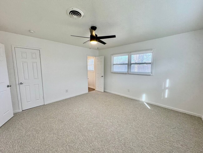 Building Photo - Newly Remodeled 3 bed 2 bath