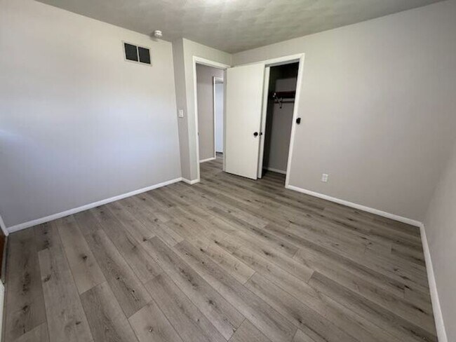 Building Photo - 1105 E Samuel Ave