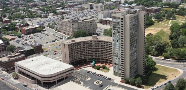 Building Photo - 100 Wells St