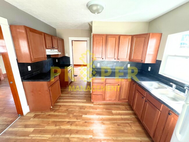 Building Photo - Amazing 3 bedroom / 1 bath house