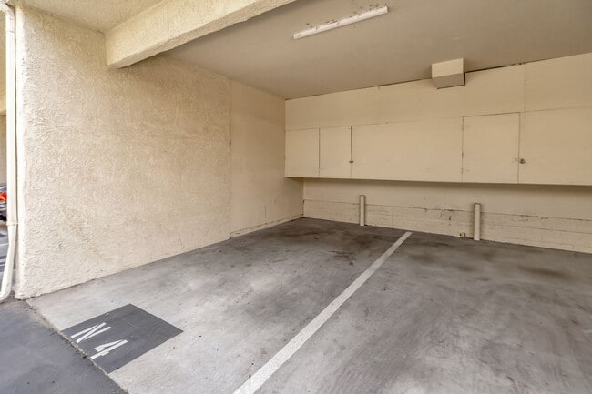 Building Photo - Thousand Oaks- Three Bedroom Condo