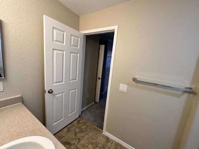 Building Photo - GREAT 2 BED, 2 BATH CONDO! READY FOR IMMED...