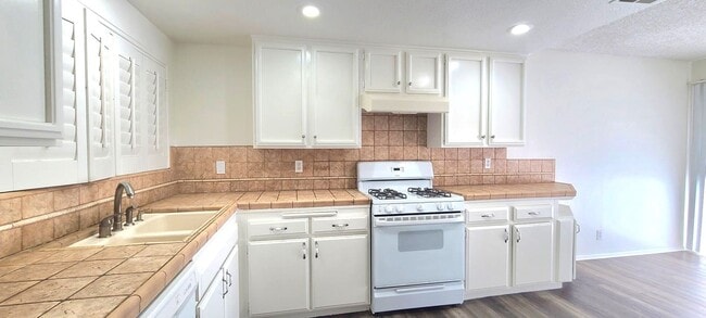 Building Photo - Townhome - 3 bedrooms + 2.5 bathrooms.  AV...
