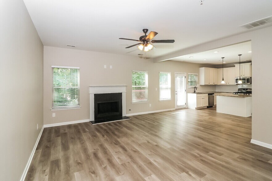 Building Photo - 490 Dutchview Dr