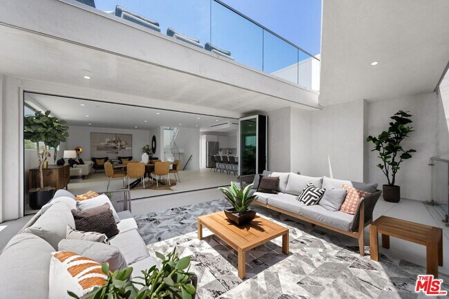 Building Photo - 621 Kings Rd