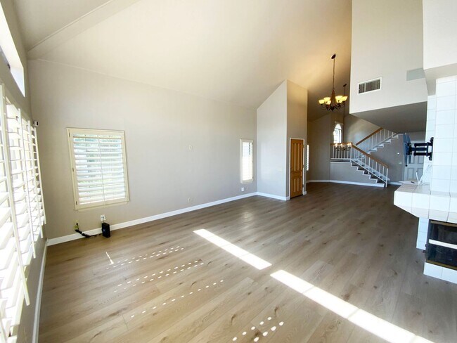 Building Photo - Townhouse with Bay Views!