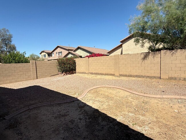 Building Photo - BRAND NEW CARPET 3 Bedroom 2 Bathroom Spacious Floorplan!