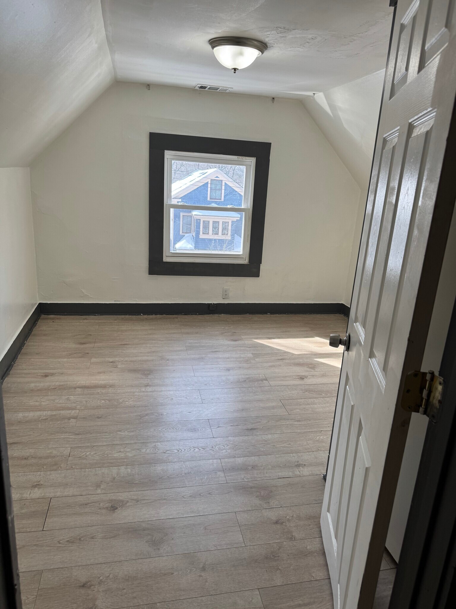 Building Photo - 27 Lilac St