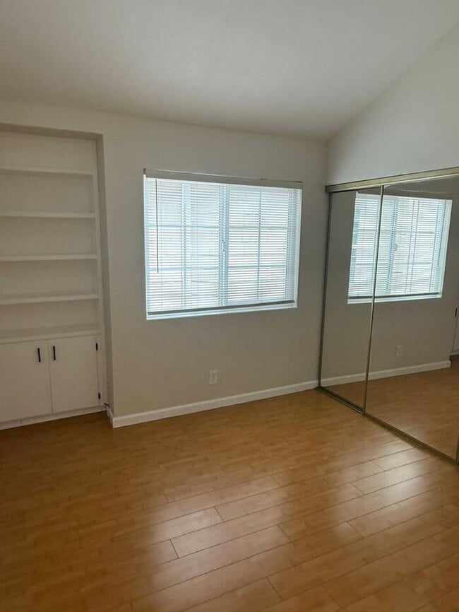Building Photo - Beautiful Spacious 4-bedroom, 2.5-bathroom...