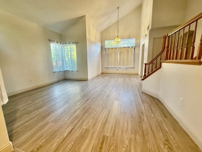 Building Photo - Beautiful 2 Story 4 Bedroom 2.5 Bath Home ...
