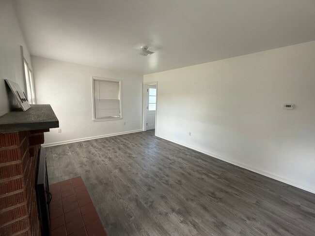 Building Photo - One Level Brick House Near University of L...