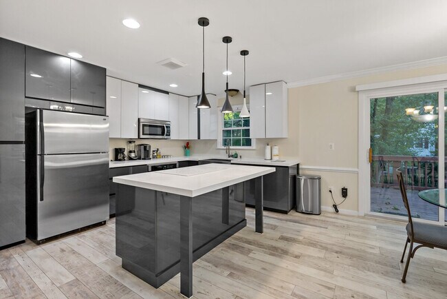 Building Photo - 321 Senate Ct