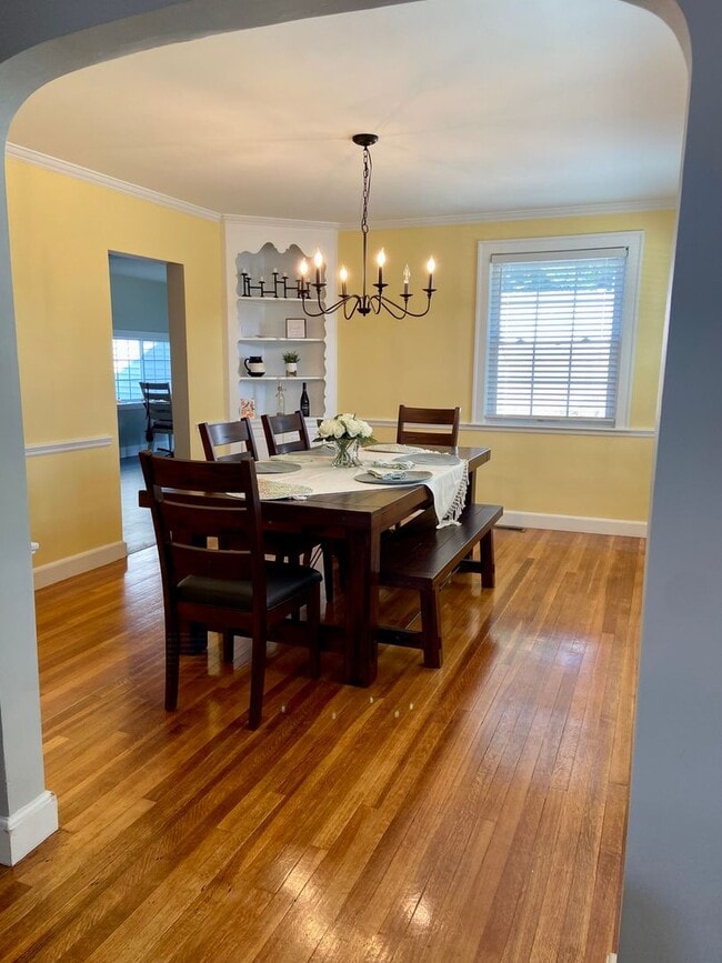 Building Photo - 3 Bed Home with a Yard and Garage! Available for July!