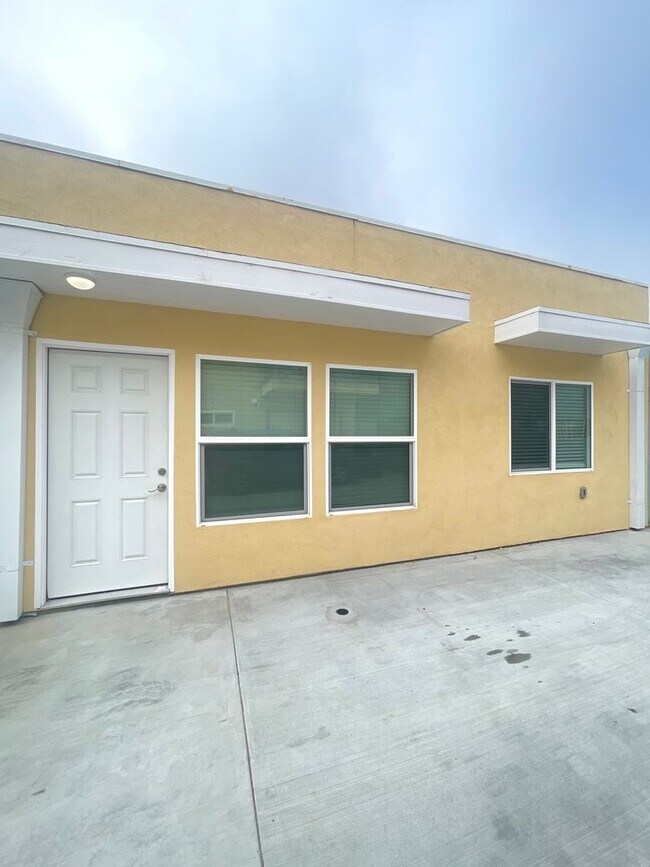 Building Photo - Fully Remodeled Modern 1 Bed / 1 Bath Apartment in Quiet Redondo Beach Complex