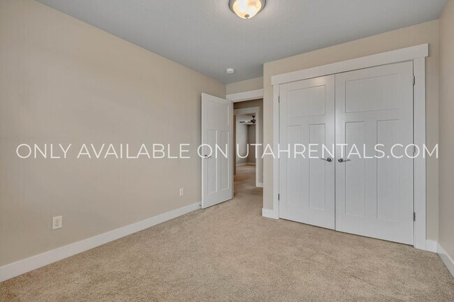Building Photo - 874 S Aspen Wy
