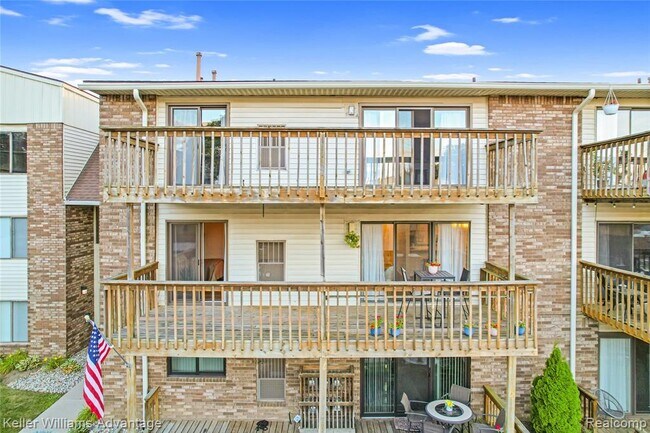 Building Photo - 855 S Pontiac Trail