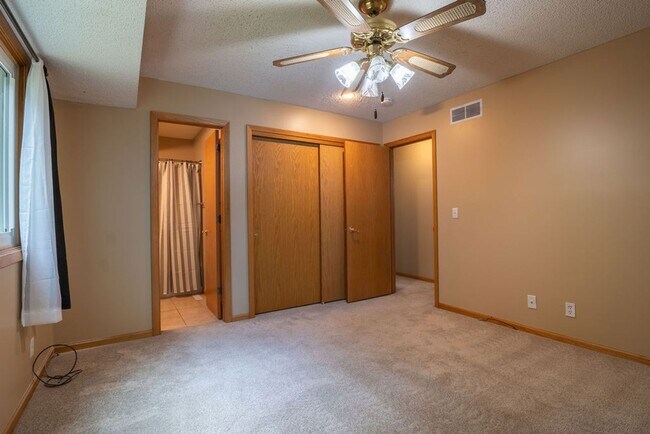 Building Photo - 6012 Fleetwood Dr