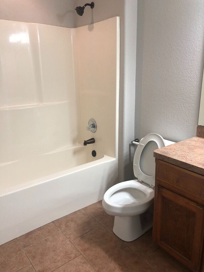 Building Photo - NICE 3 BEDROOM , TWO BATH HOUSE