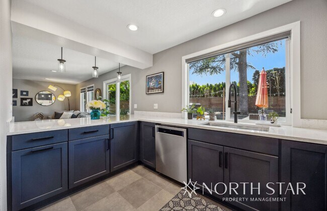 Building Photo - Beautifully Updated Contemporary Home in t...