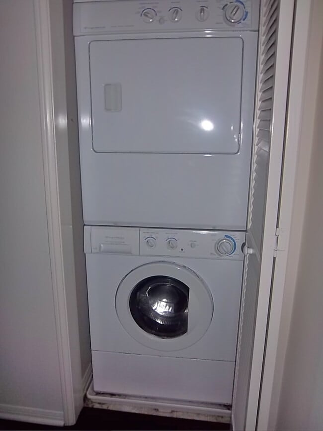 Building Photo - GORGEOUS TOP FLR CONDO BY CENTRAL PARK w/LAUNDRY+PATIO+2 CAR Parking