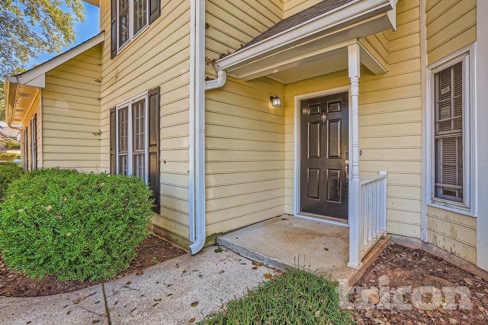 Building Photo - 5 Meadow Green